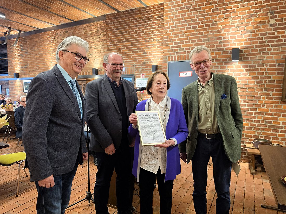 Preisträgerin Margret Zumstrull mit v.l. Laudator Lothar Schmalen, Reinhard Rehkamp (KHBB) und Jürgen-Eberhard Niewedde (HBOL)