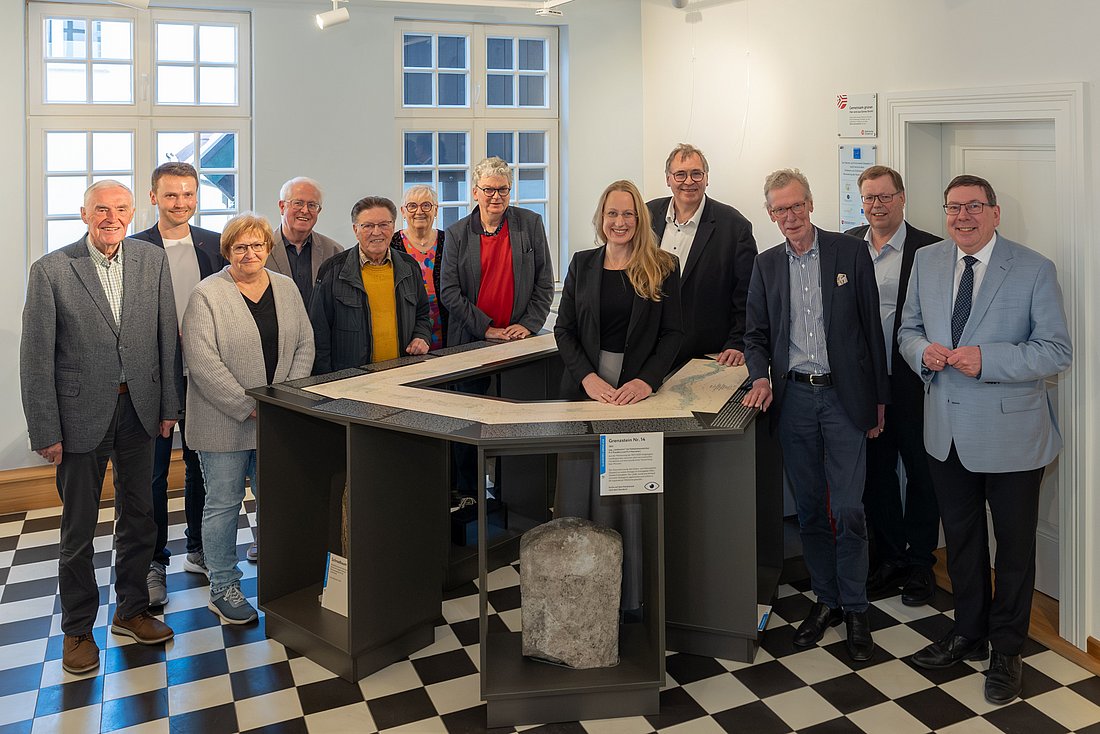 Das Gruppenbild im Haus Wibbelsmann in Glandorf mit (von links): Franz Buitmann, Jonas Pohlmann, Barbara Schmitter, Rolf Lange, Hartmut Nümann, Ulrike Bösemann, Lothar Schmalen, Anna Kebschull, Torsten Dimek, Jürgen-Eberhard Niewedde, Ulrich Wienke und Jürgen Krämer. Foto: Niels Wagner
